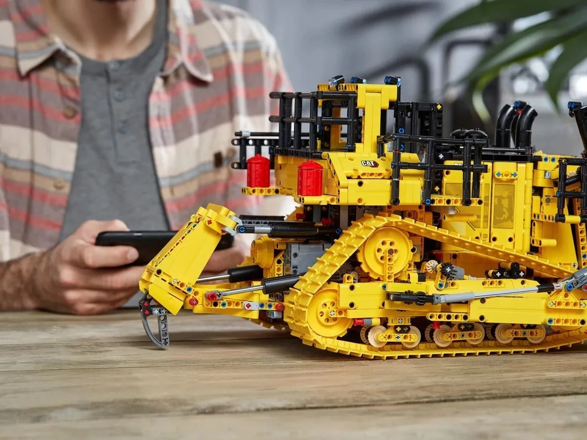 Конструктор LEGO Technic Бульдозер Cat D11 на пульте управления