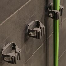 Держатель пластиковый для щеток
