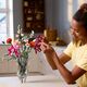 Конструктор LEGO Botanicals Милый розовый букет цветов, изображение 4